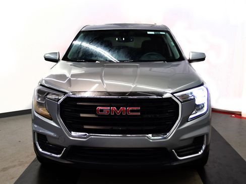 Used 2024 GMC Terrain SLE image 3
