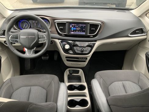 Used 2023 Chrysler Voyager LX image 50