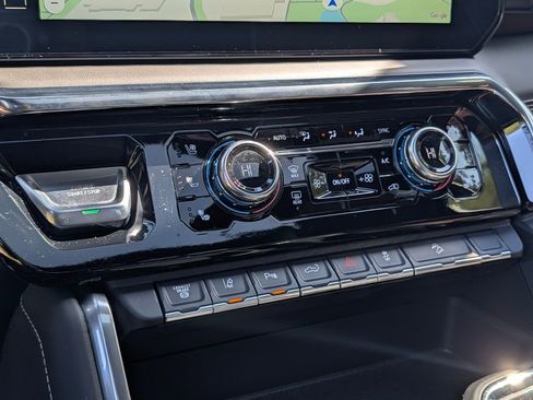 Used 2025 GMC Sierra 2500 Denali Ultimate image 30