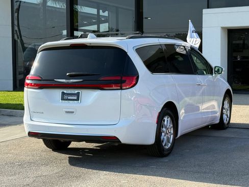 Used 2022 Chrysler Pacifica Touring-L FWD image 13