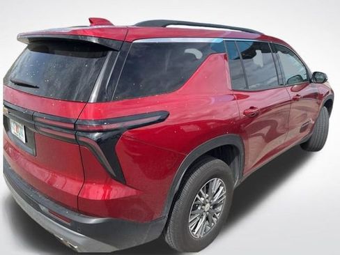 Used 2025 Chevrolet Traverse LT image 7
