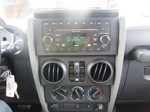 Used 2007 Jeep Wrangler Unlimited Sahara w/ Dual Top Group image 11