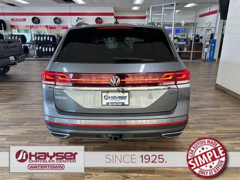 Used 2025 Volkswagen Atlas SE AWD/4WD image 4