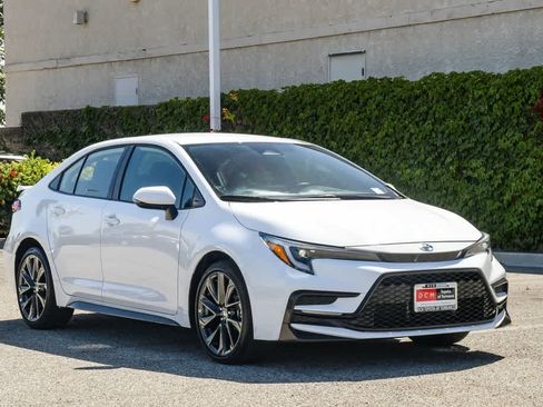 Used 2025 Toyota Corolla SE w/ Convenience Package FWD image 3