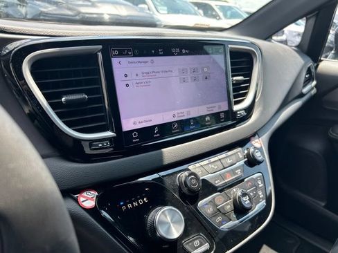 Used 2025 Chrysler Pacifica Select FWD image 8