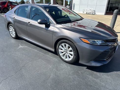 Used 2019 Toyota Camry LE image 4