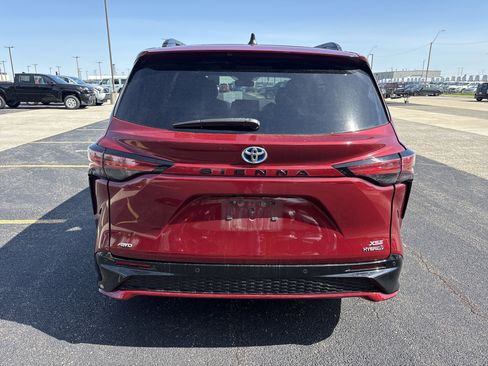 Used 2022 Toyota Sienna XSE w/ XSE Plus Package AWD/4WD image 4