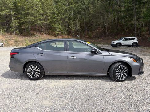 Used 2024 Nissan Altima 2.5 SV image 21