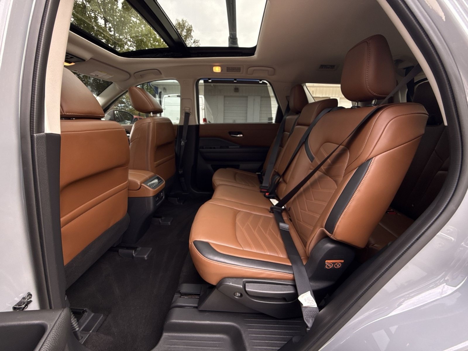 Used 2024 Nissan Pathfinder Platinum w/ Cargo Package AWD/4WD image 31