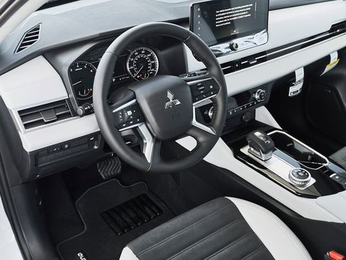 New 2026 Mitsubishi Outlander SE FWD image 2