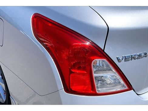 Used 2012 Nissan Versa FWD image 20