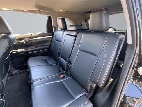 Used 2019 Toyota Highlander XLE image 27