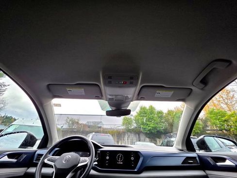 Used 2024 Volkswagen Taos SE image 23