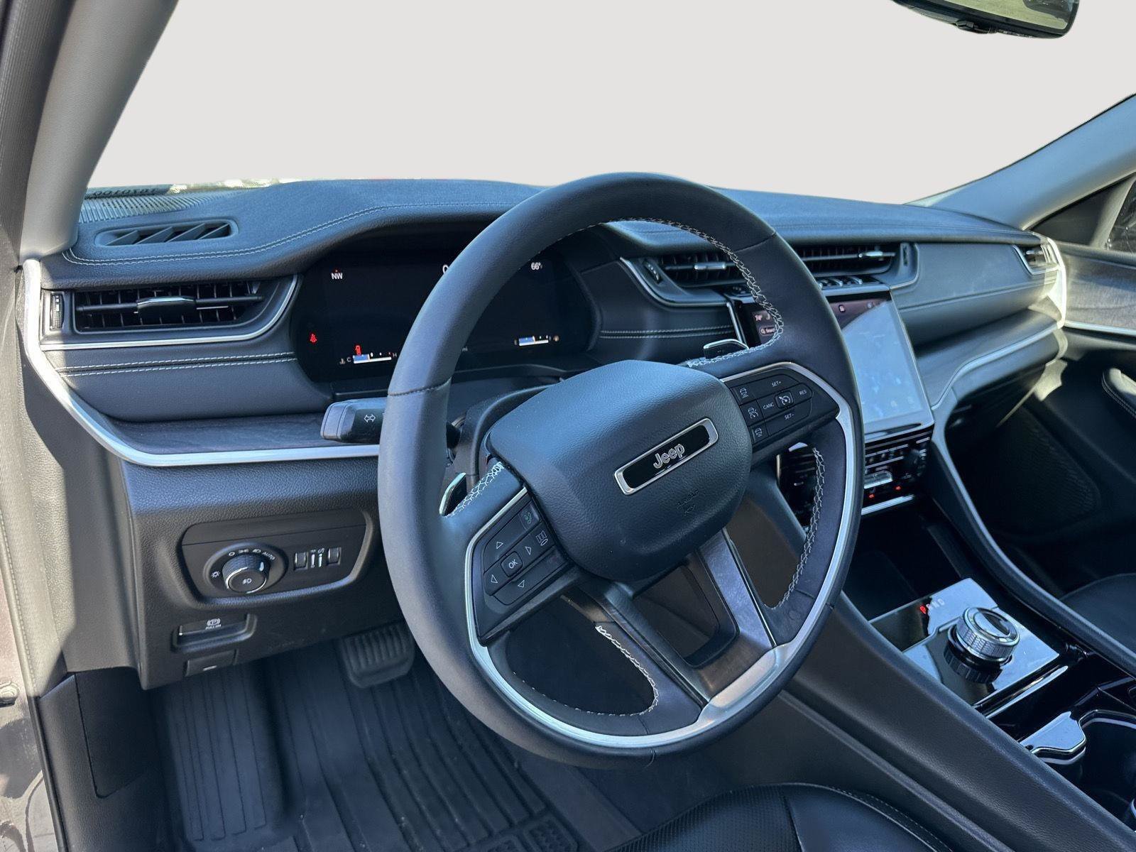 Used 2023 Jeep Grand Cherokee L Limited w/ Luxury Tech Group II RWD image 10