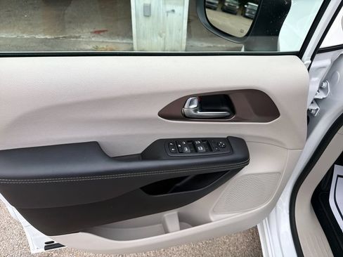Used 2023 Chrysler Voyager LX FWD image 11