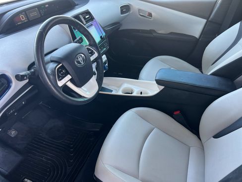 Used 2016 Toyota Prius Three Touring w/ Preferred Accessory Package FWD image 9