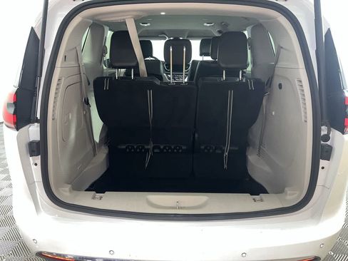 Used 2023 Chrysler Pacifica Touring-L image 27