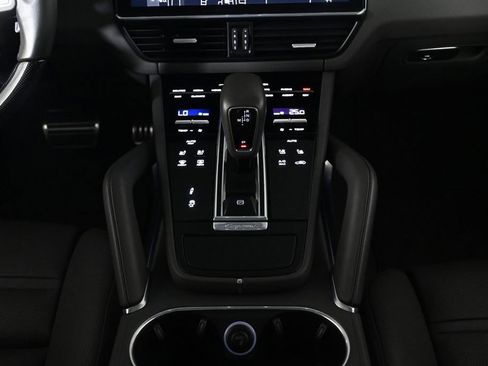 Used 2022 Porsche Cayenne Turbo AWD/4WD image 17