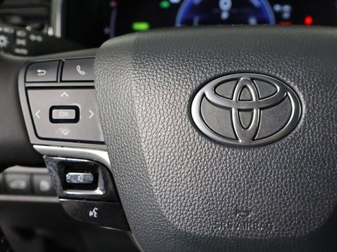 Used 2025 Toyota Camry SE w/ Convenience Package FWD image 8