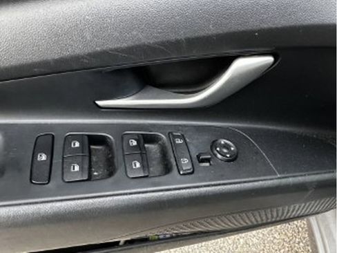 Used 2023 Hyundai Elantra SEL w/ Convenience Package image 16