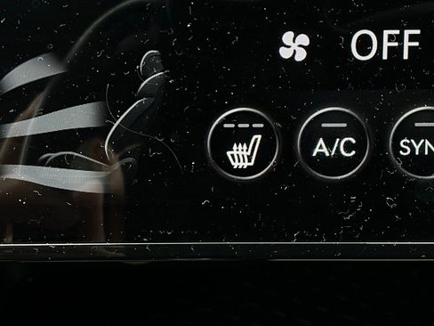 Used 2025 Genesis G70 2.5T image 28