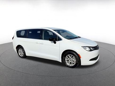Used 2024 Chrysler Voyager LX image 2