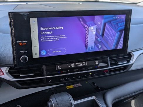 Used 2025 Toyota Sienna XLE FWD image 18