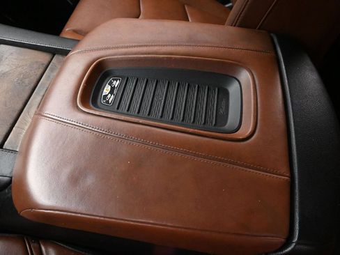 Used 2018 Cadillac Escalade Premium Luxury AWD/4WD image 34
