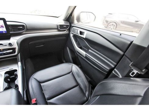 Used 2022 Ford Explorer XLT w/ Equipment Group 202A image 10