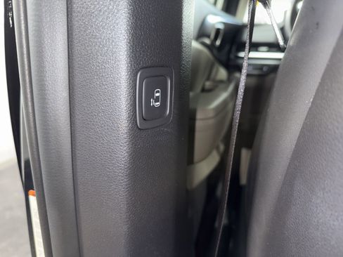Used 2025 Kia Carnival FWD image 17