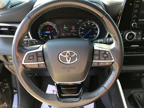 Certified 2020 Toyota Highlander XLE AWD/4WD image 18
