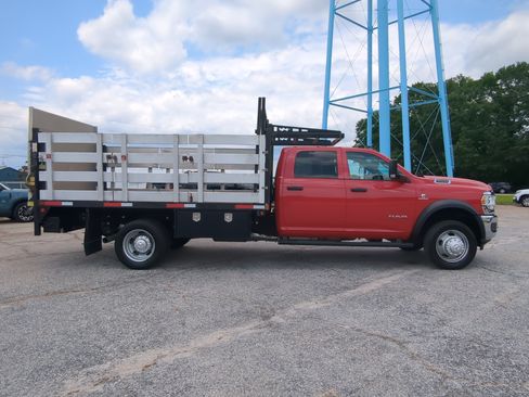 Used 2022 RAM 5500 Tradesman w/ Chrome Appearance Group RWD image 2