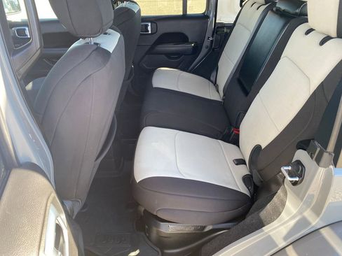 Used 2022 Jeep Wrangler Unlimited Sahara image 24