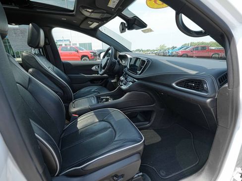 Used 2025 Chrysler Pacifica Limited FWD image 22