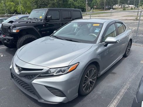 Used 2020 Toyota Camry SE FWD image 1