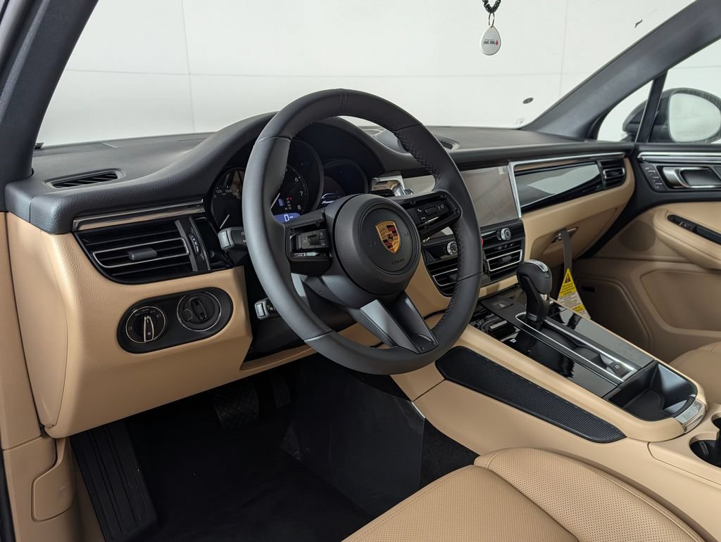 Certified 2026 Porsche Macan AWD/4WD image 4