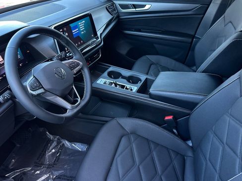 Used 2024 Volkswagen Atlas Cross Sport SE image 9