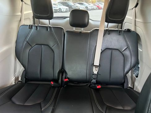 Used 2024 Chrysler Pacifica Touring-L image 11