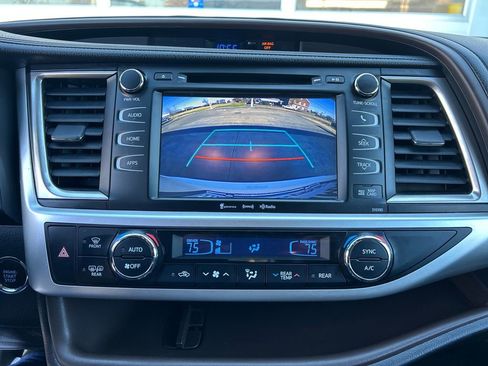 Used 2019 Toyota Highlander XLE image 20