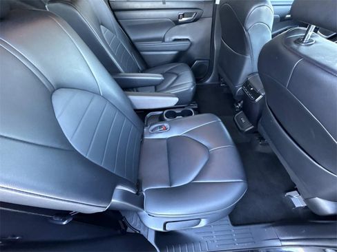 Used 2023 Toyota Highlander XLE image 14