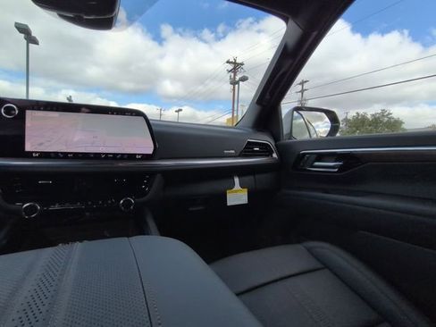 New 2026 Chevrolet Suburban High Country image 3