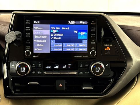 Used 2022 Toyota Highlander XLE AWD/4WD image 18