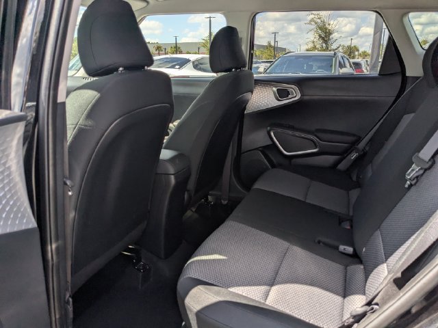 Used 2025 Kia Soul LX w/ LX Technology Package FWD image 13