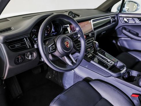 Certified 2025 Porsche Macan image 4