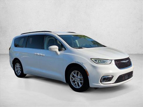 Used 2022 Chrysler Pacifica Touring-L FWD image 3