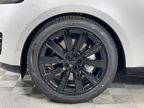 New 2026 Land Rover Range Rover SE image 9