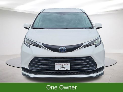 Used 2022 Toyota Sienna LE FWD image 2