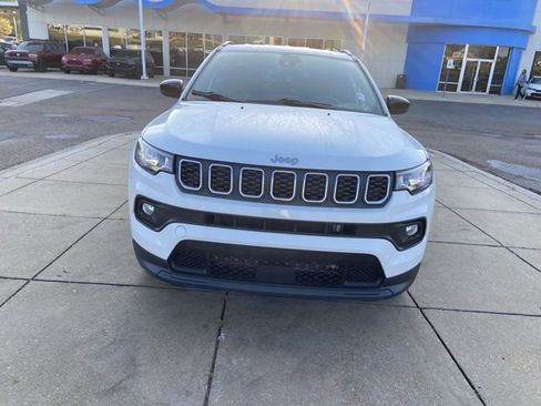 Used 2024 Jeep Compass Latitude image 3