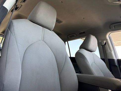 Used 2020 Toyota Highlander LE FWD image 21