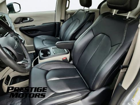 Used 2024 Chrysler Pacifica Touring-L FWD image 25